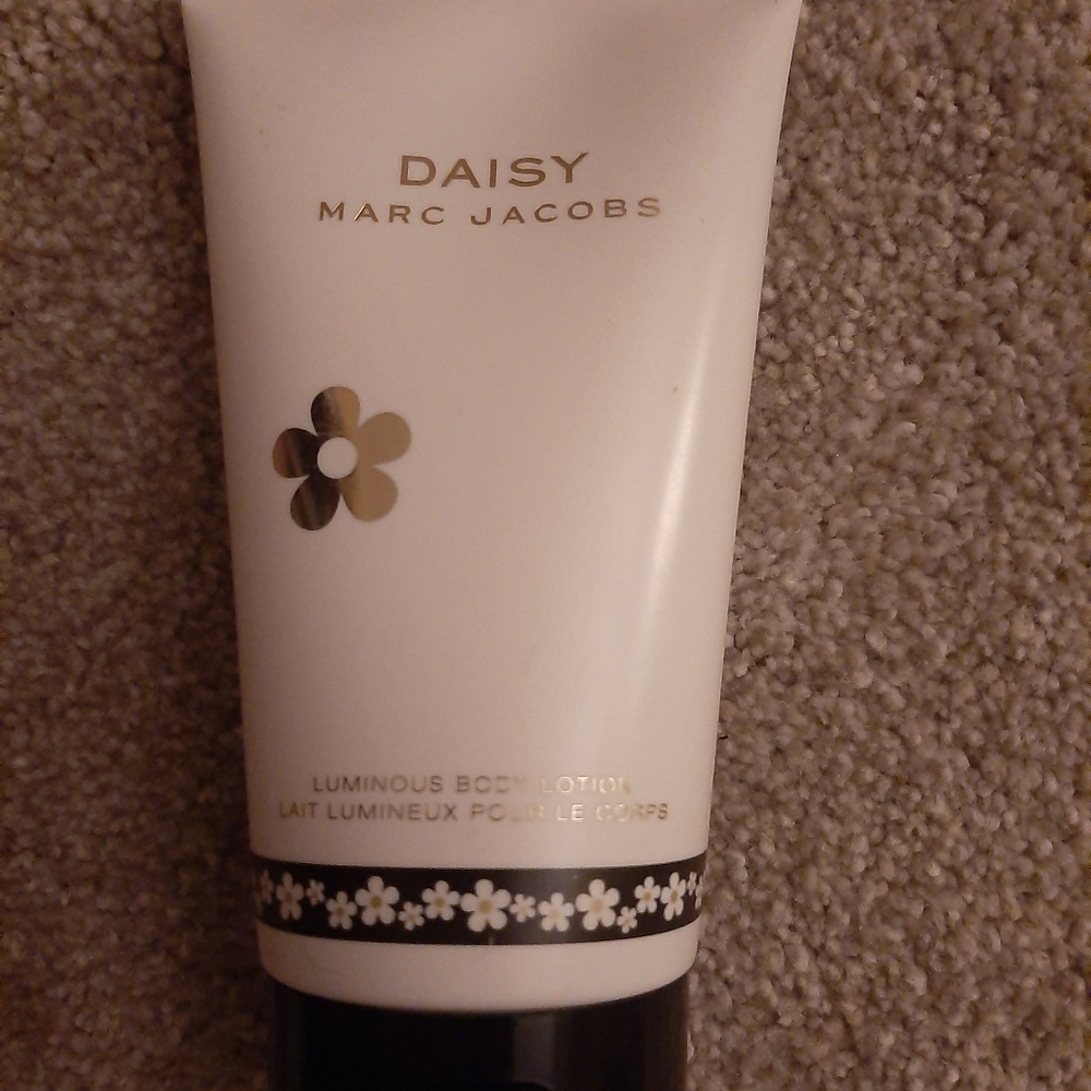 - Marc Jacobs Daisy body lotion